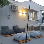 Modern Apartment By Constantinos カントリーハウス