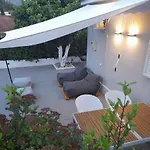 Modern Apartment By Constantinos カントリーハウス *