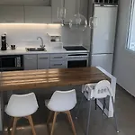 Modern Apartment By Constantinos منزل ريفي