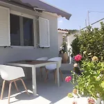 Modern Apartment By Constantinos